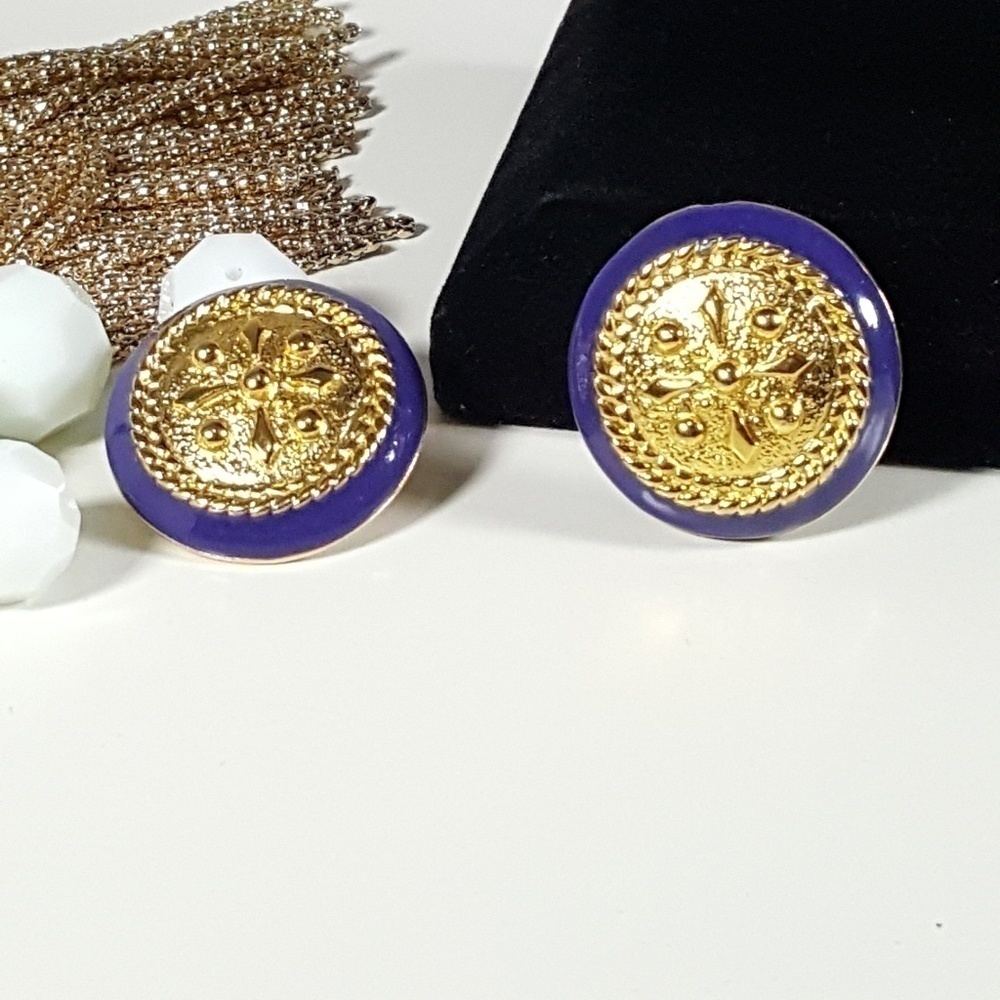 CASUAL CORNER BUTTON EARRINGS